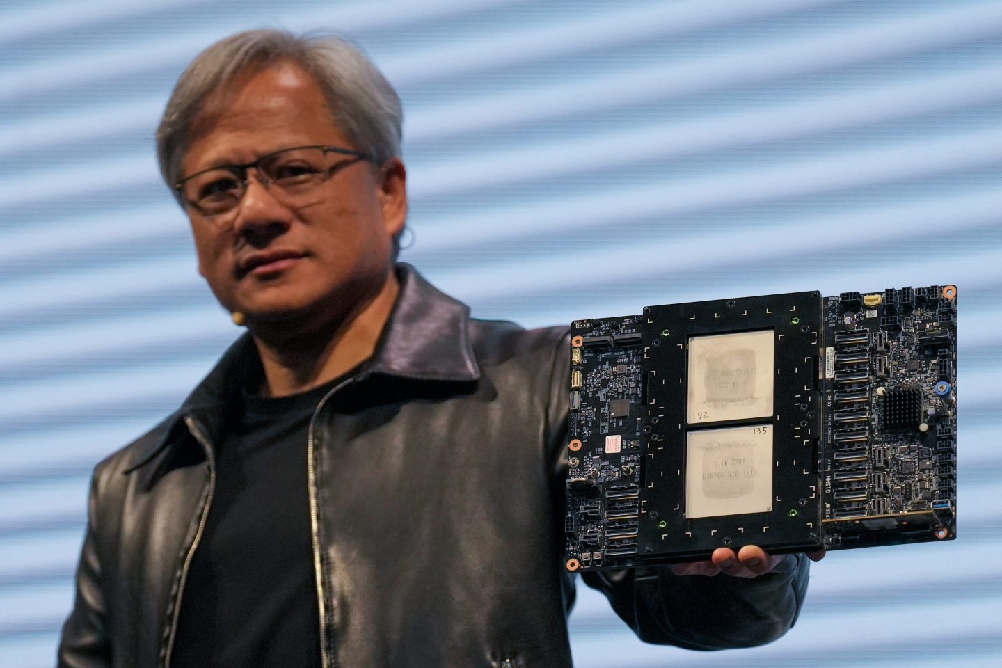 Nvidia CEO 黄仁勋在舞台上展示新一代 AI 计算板卡